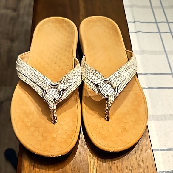 Vionic Shoes - EUC Vionic flops size 9